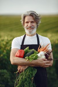 Portrait de Julien ROUVIÈRE, producteur, tenant des légumes