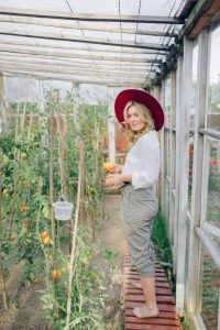 Portrait de Marine ESTÈVE, maraîchère, dans la serre de tomates