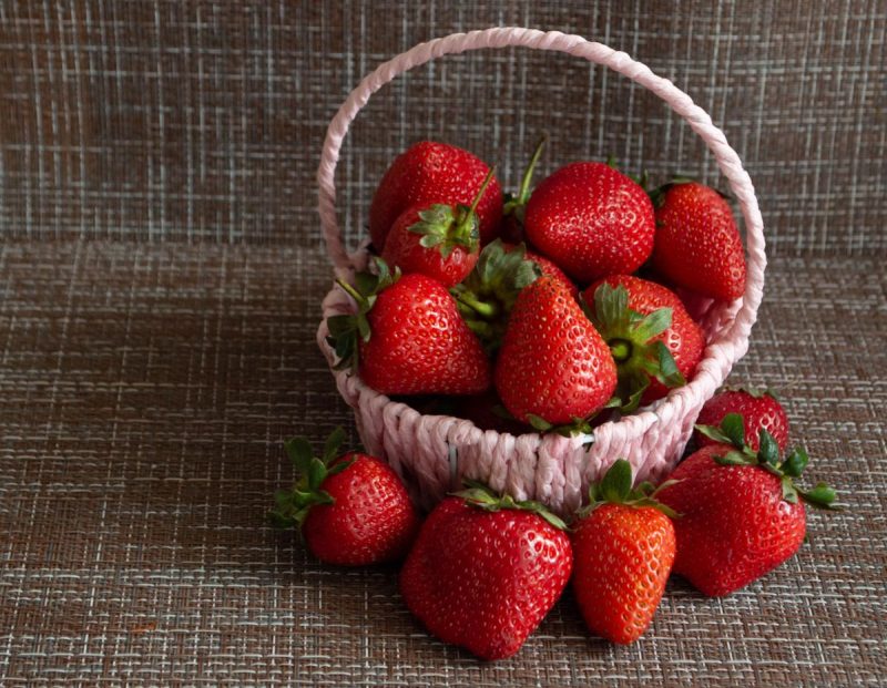 Panier de fraises rouges mûres