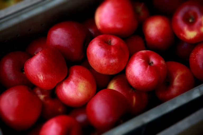 Pommes rouges fraîches empilées