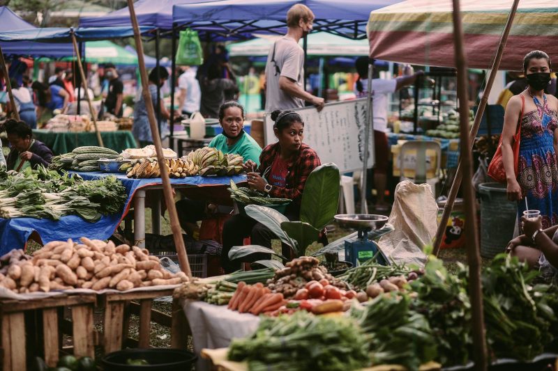 Stands de fruits et légumes sur un marché de plein air