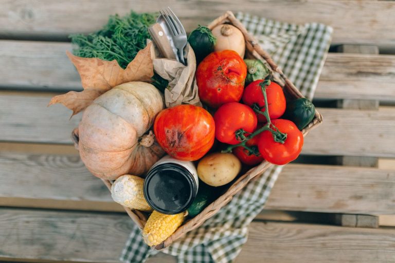 Panier rempli de légumes de saison variés