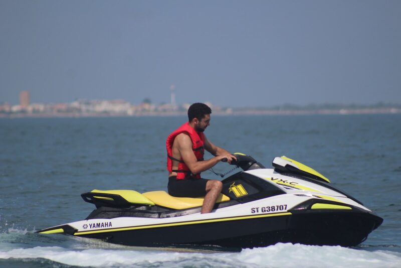 Sam faisant du Jet ski photo 2