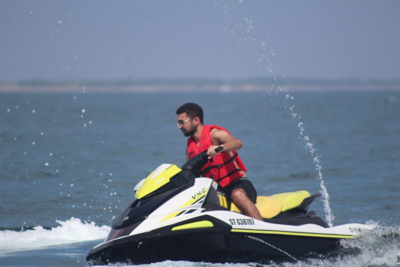 Sam faisant du Jet ski photo 1