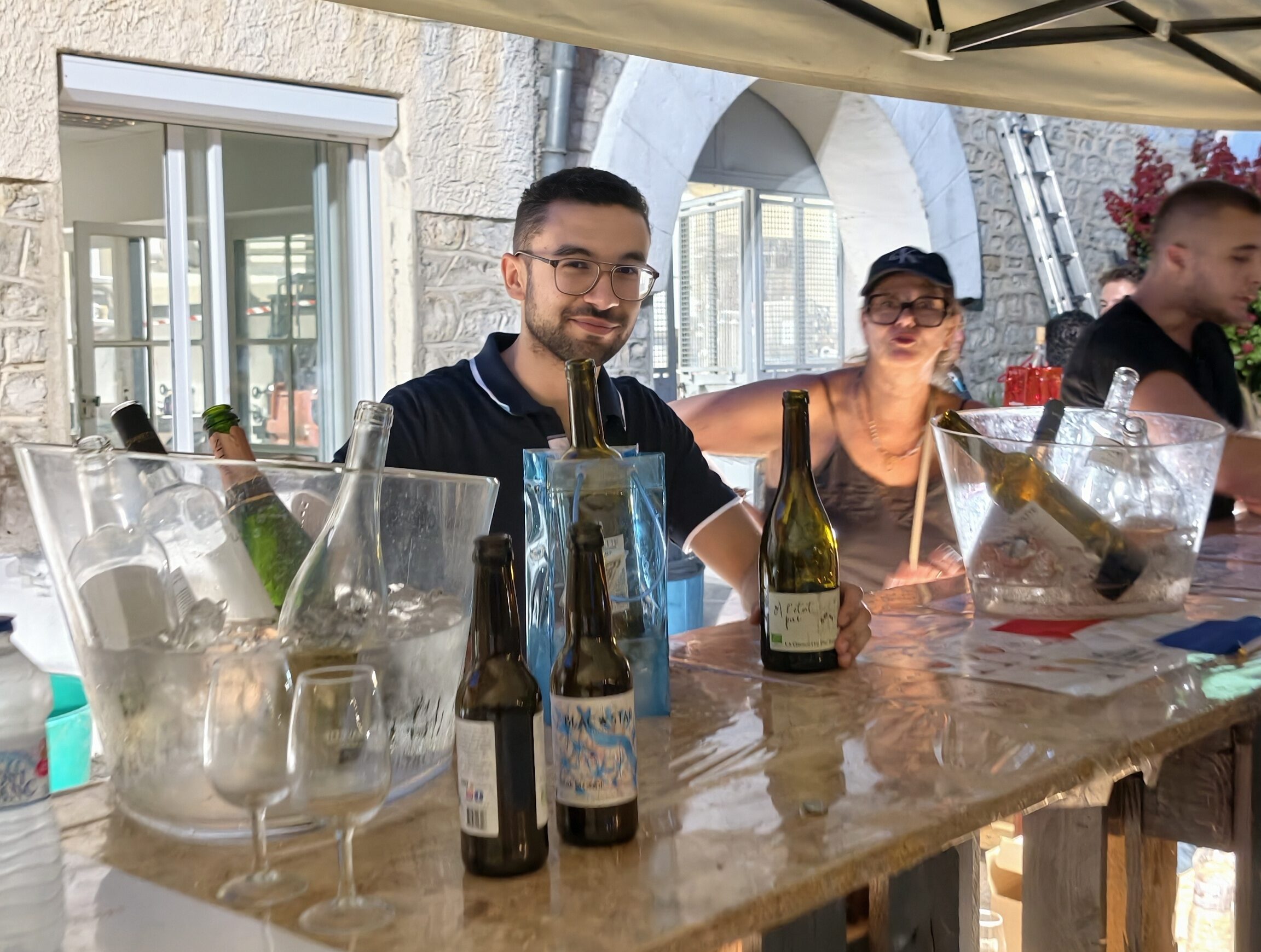 Sam BRUGUIERE derrière le bar