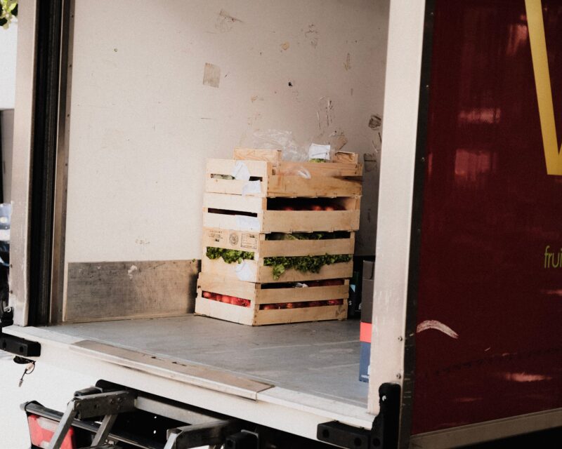 Livraison de cagettes de fruits et légumes frais.